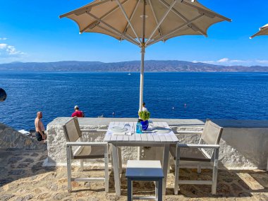 Argosaronic körfezi manzaralı güzel bir açık hava lokantası. Yunan adası Hydra 'da..