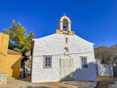 Yunanistan 'ın Hydra adasındaki yenilenmiş eski geleneksel Aziz George kilisesi.