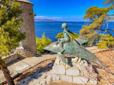 1957 'de burada, Yunanistan' ın Hydra Adası 'nda çekilen aynı isimli filme dayanan bir sanat eseri olan Yunus' taki bronz bir çocuğun güzel heykeli.