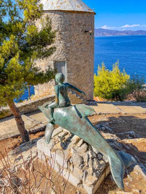 1957 'de burada, Yunanistan' ın Hydra Adası 'nda çekilen aynı isimli filme dayanan bir sanat eseri olan Yunus' taki bronz bir çocuğun güzel heykeli.