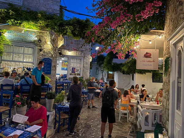 夜にはヒドラ島の歩行者天国の通り 観光客が人生とギリシャの島の雰囲気を楽しんで歩くと ヒドラの中心部の景色 — ストック写真