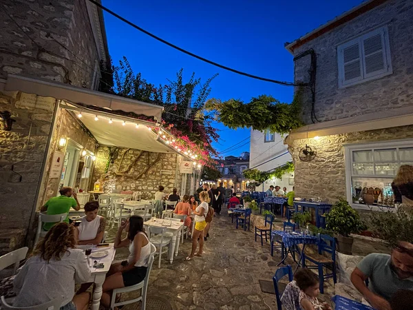 夜にはヒドラ島の歩行者天国の通り 観光客が人生とギリシャの島の雰囲気を楽しんで歩くと ヒドラの中心部の景色 — ストック写真