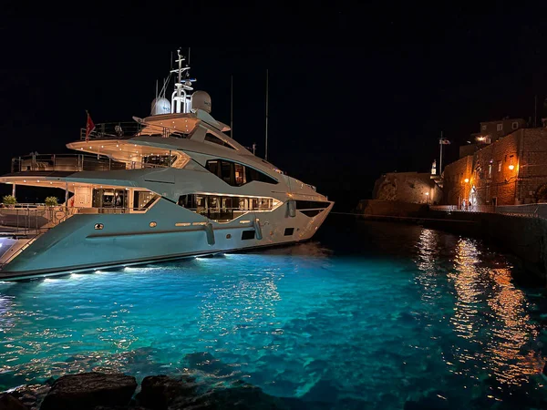 Zdjęcie Luksusowego Jachtu Zadokowanego Malowniczym Porcie Głównej Miejscowości Wyspy Hydra — Zdjęcie stockowe