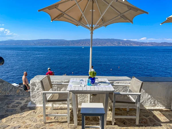 Argosaronic körfezi manzaralı güzel bir açık hava lokantası. Yunan adası Hydra 'da..
