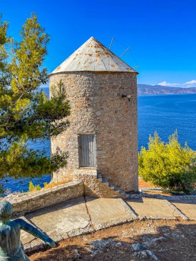 Hydra adası tepedeki çam ağaçlarının parkı boyunca uzanır. Saronik Körfezi Yunan adaları