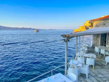 Argosaronic körfezi manzaralı güzel bir açık hava lokantası. Yunan adası Hydra 'da..