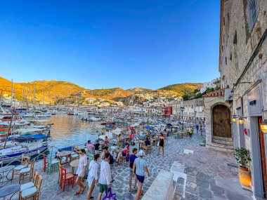 Hydra adasının pitoresk limanından görüntü. Liman veya liman, Yunanistan 'ın Saronik Körfezi' nde yer alan Hydra 'nın ana odak noktasıdır.