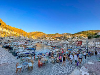 Hydra adasının pitoresk limanından görüntü. Liman veya liman, Yunanistan 'ın Saronik Körfezi' nde yer alan Hydra 'nın ana odak noktasıdır.