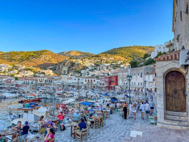 Hydra adasının pitoresk limanından görüntü. Liman veya liman, Yunanistan 'ın Saronik Körfezi' nde yer alan Hydra 'nın ana odak noktasıdır.