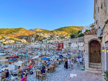 Hydra adasının pitoresk limanından görüntü. Liman veya liman, Yunanistan 'ın Saronik Körfezi' nde yer alan Hydra 'nın ana odak noktasıdır.