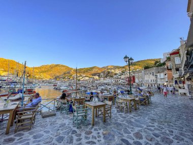 Hydra adasının pitoresk limanından görüntü. Liman veya liman, Yunanistan 'ın Saronik Körfezi' nde yer alan Hydra 'nın ana odak noktasıdır.