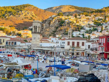 Hydra adasının pitoresk limanından görüntü. Liman veya liman, Yunanistan 'ın Saronik Körfezi' nde yer alan Hydra 'nın ana odak noktasıdır.