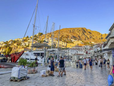 Hydra adasının pitoresk limanından görüntü. Liman veya liman, Yunanistan 'ın Saronik Körfezi' nde yer alan Hydra 'nın ana odak noktasıdır.