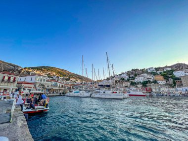 Hydra adasının pitoresk limanından görüntü. Liman veya liman, Yunanistan 'ın Saronik Körfezi' nde yer alan Hydra 'nın ana odak noktasıdır.