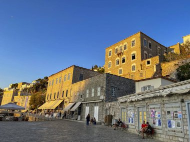 Yunanistan 'ın pitoresk Hydra adasından güzel günbatımı renkleri. Liman üzerindeki Hydra kasabasından görüntü.