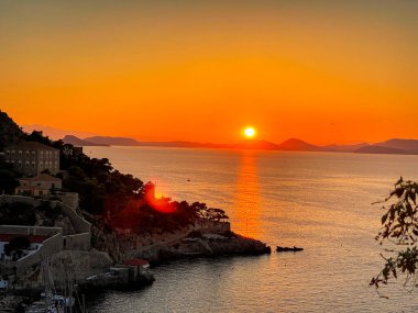 Yunanistan 'ın pitoresk Hydra adasından güzel günbatımı renkleri. Liman üzerindeki Hydra kasabasından görüntü.