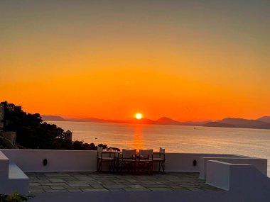 Yunanistan 'ın pitoresk Hydra adasından güzel günbatımı renkleri. Liman üzerindeki Hydra kasabasından görüntü.