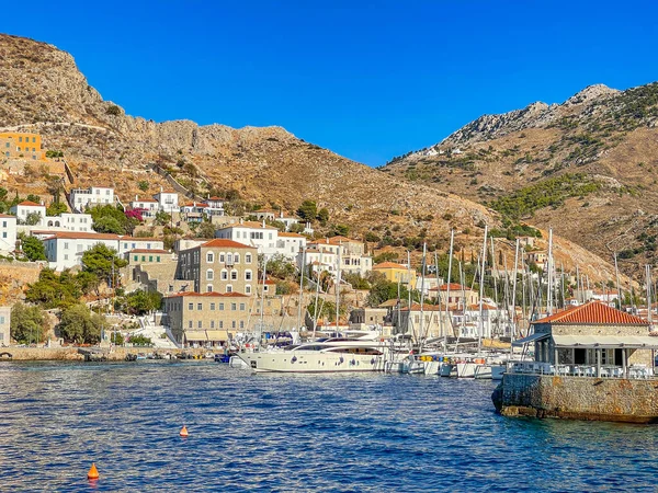 Hydra adasının pitoresk limanından görüntü. Liman veya liman, Yunanistan 'ın Saronik Körfezi' nde yer alan Hydra 'nın ana odak noktasıdır.