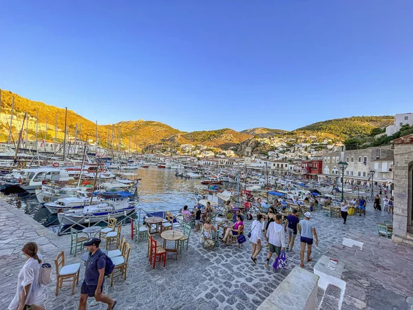 Hydra adasının pitoresk limanından görüntü. Liman veya liman, Yunanistan 'ın Saronik Körfezi' nde yer alan Hydra 'nın ana odak noktasıdır.