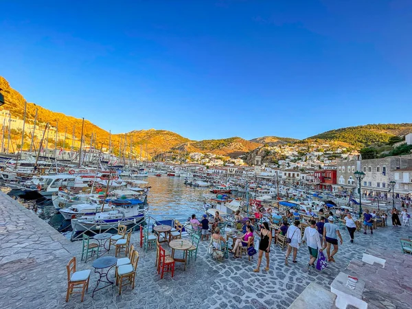 Hydra adasının pitoresk limanından görüntü. Liman veya liman, Yunanistan 'ın Saronik Körfezi' nde yer alan Hydra 'nın ana odak noktasıdır.