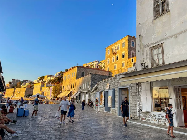 Yunanistan 'ın pitoresk Hydra adasından güzel günbatımı renkleri. Liman üzerindeki Hydra kasabasından görüntü.