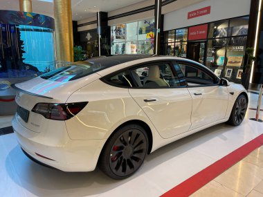 Metalik beyaz Tesla Model 3 Atina Altın Salonu 'nda. Yapımcı Amerikalı otomobil üreticisi Tesla, ana hissedar Elon Musk .