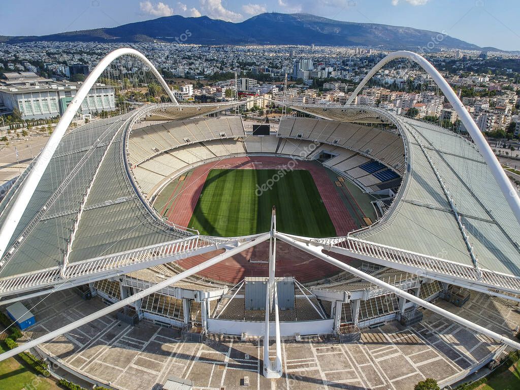 Vista aérea icónica sobre el estadio olímpico OAKA en Atenas, Grecia