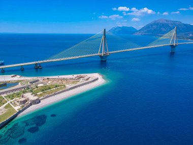 Yunanistan 'ın Patra kenti yakınlarındaki Rio Antirrio veya Charilaos Trikoupis Köprüsü' nün hava manzarası.