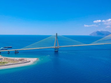 Yunanistan 'ın Patra kenti yakınlarındaki Rio Antirrio veya Charilaos Trikoupis Köprüsü' nün hava manzarası.