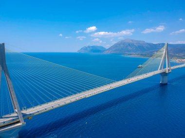 Yunanistan 'ın Patra kenti yakınlarındaki Rio Antirrio veya Charilaos Trikoupis Köprüsü' nün hava manzarası.