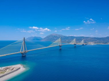 Yunanistan 'ın Patra kenti yakınlarındaki Rio Antirrio veya Charilaos Trikoupis Köprüsü' nün hava manzarası