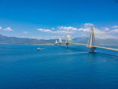 Yunanistan 'ın Patra kenti yakınlarındaki Rio Antirrio veya Charilaos Trikoupis Köprüsü' nün hava manzarası