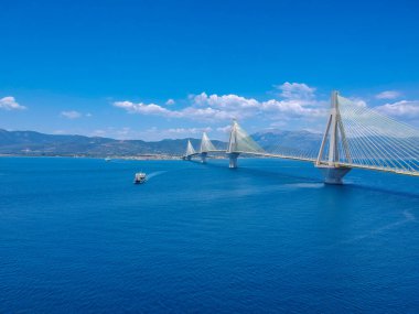 Yunanistan 'ın Patra kenti yakınlarındaki Rio Antirrio veya Charilaos Trikoupis Köprüsü' nün hava manzarası