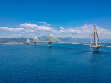 Yunanistan 'ın Patra kenti yakınlarındaki Rio Antirrio veya Charilaos Trikoupis Köprüsü' nün hava manzarası