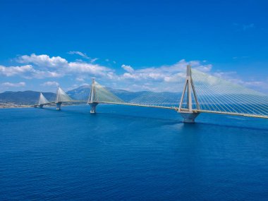 Yunanistan 'ın Patra kenti yakınlarındaki Rio Antirrio veya Charilaos Trikoupis Köprüsü' nün hava manzarası