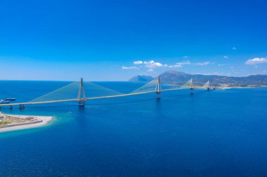 Yunanistan 'ın Patra kenti yakınlarındaki Rio Antirrio veya Charilaos Trikoupis Köprüsü' nün hava manzarası