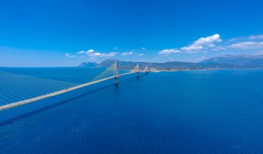 Yunanistan 'ın Patra kenti yakınlarındaki Rio Antirrio veya Charilaos Trikoupis Köprüsü' nün hava manzarası
