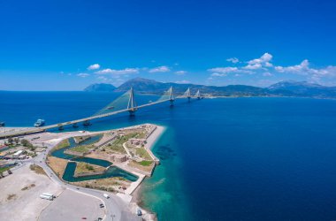 Yunanistan 'ın Patra kenti yakınlarındaki Rio Antirrio veya Charilaos Trikoupis Köprüsü' nün hava manzarası