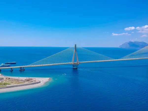 Yunanistan 'ın Patra kenti yakınlarındaki Rio Antirrio veya Charilaos Trikoupis Köprüsü' nün hava manzarası.