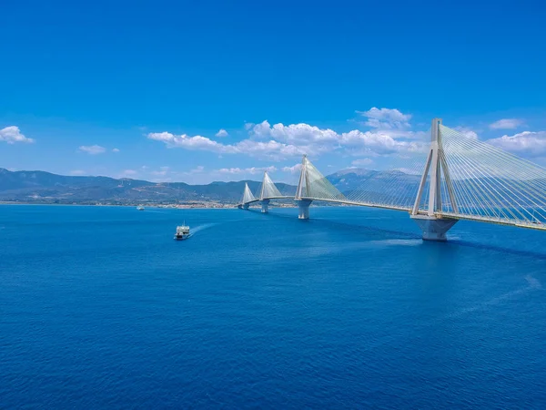 Yunanistan 'ın Patra kenti yakınlarındaki Rio Antirrio veya Charilaos Trikoupis Köprüsü' nün hava manzarası