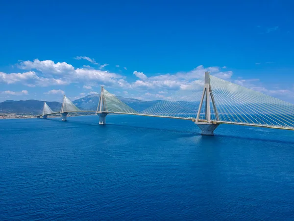 Yunanistan 'ın Patra kenti yakınlarındaki Rio Antirrio veya Charilaos Trikoupis Köprüsü' nün hava manzarası