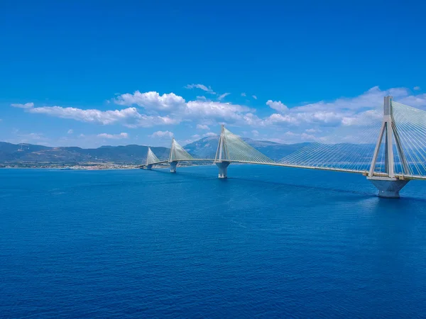 Yunanistan 'ın Patra kenti yakınlarındaki Rio Antirrio veya Charilaos Trikoupis Köprüsü' nün hava manzarası