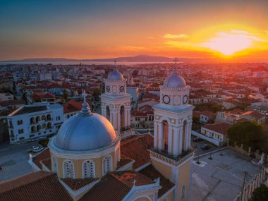 Yunanistan 'ın Kalamata kentinin sahil kıyısındaki tarihi kenti Ypapanti Metropolitan Kilisesi ve Castle Hill çevresindeki hava manzarası