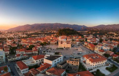 Yunanistan 'ın Kalamata kentinin sahil kıyısındaki tarihi kenti Ypapanti Metropolitan Kilisesi ve Castle Hill çevresindeki hava manzarası