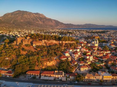 Yunanistan 'ın Kalamata kentinin sahil kıyısındaki tarihi kenti Ypapanti Metropolitan Kilisesi ve Castle Hill çevresindeki hava manzarası