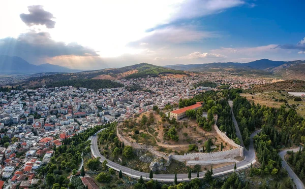 Yunanistan 'ın Lamia kentindeki hava panoramik manzarası. Merkezi ünlü Lamia Kalesi, Phthiotis, Orta Yunanistan.