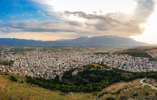 Yunanistan 'ın Lamia kentindeki hava panoramik manzarası. Merkezi ünlü Lamia Kalesi, Phthiotis, Orta Yunanistan.