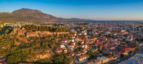 Yunanistan 'ın Kalamata kentinin sahil kıyısındaki tarihi kenti Ypapanti Metropolitan Kilisesi ve Castle Hill çevresindeki hava manzarası