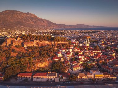Yunanistan 'ın Kalamata kentinin sahil kıyısındaki tarihi kenti Ypapanti Metropolitan Kilisesi ve Castle Hill çevresindeki hava manzarası