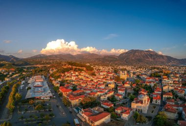 Yunanistan 'ın Kalamata kentinin sahil kıyısındaki tarihi kenti Ypapanti Metropolitan Kilisesi ve Castle Hill çevresindeki hava manzarası